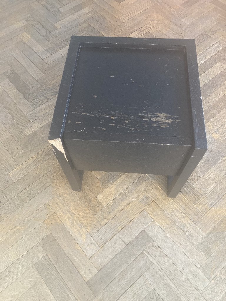 Table de nuit / chevet en finition wengé – à restaurer, Moins de 55 cm, Moins de 45 cm, Enlèvement, Utilisé