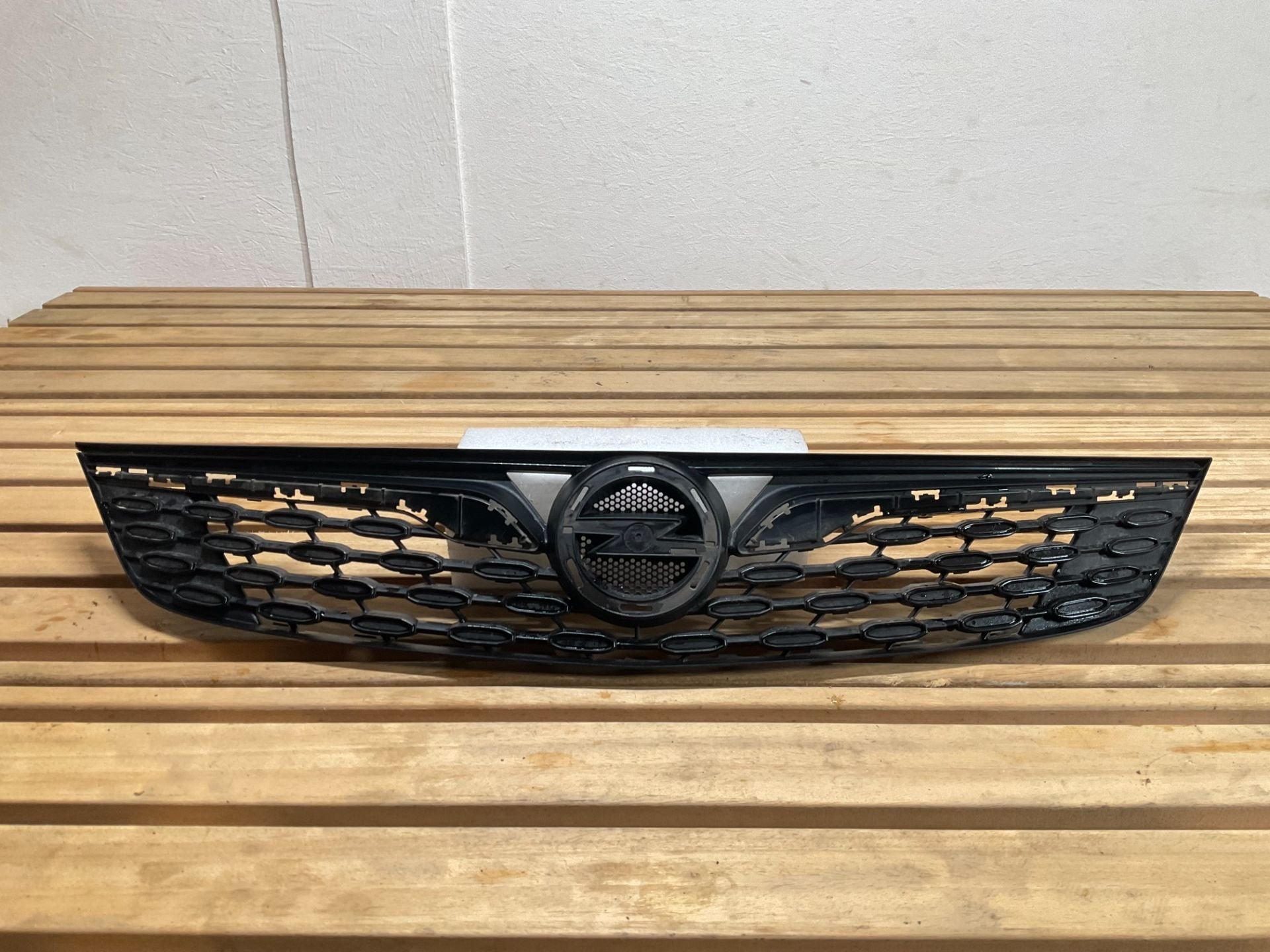 Bumper Grill Opel Astra 2019 39130501 Gril Origineel OP-055, Auto-onderdelen, Gebruikt, Opel Automobile GmbH, Kontakt@opel-infoservice.de
