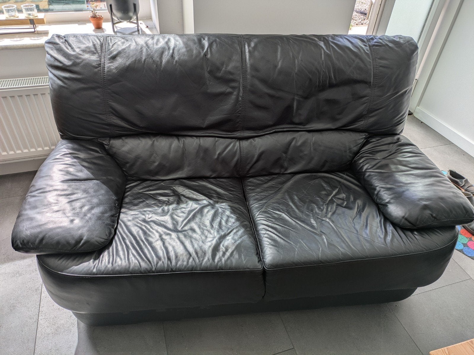 biplace en cuir noir, Maison & Meubles, Canapés | Salons, 75 à 100 cm, Comme neuf, Enlèvement, 150 à 200 cm