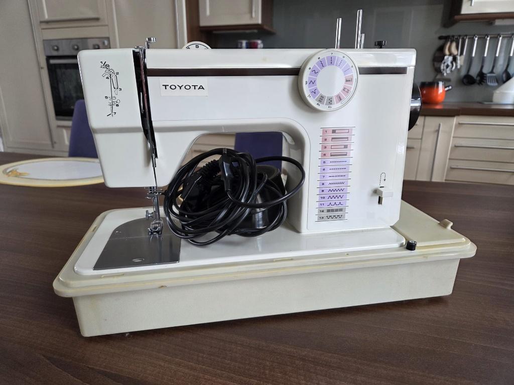 Toyota 421 naaimachine, Hobby en Vrije tijd, Naaimachines en Toebehoren, Ophalen, Gebruikt, Naaimachine, Overige merken