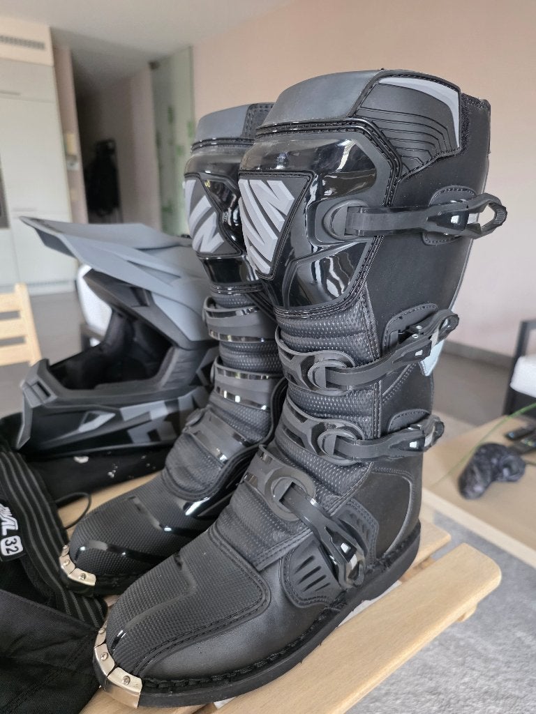 Casque, bottes et pantalons Raven, portés une seule fois, Motos, Autres marques, Enlèvement ou Envoi, Autres types, Neuf, sans ticket