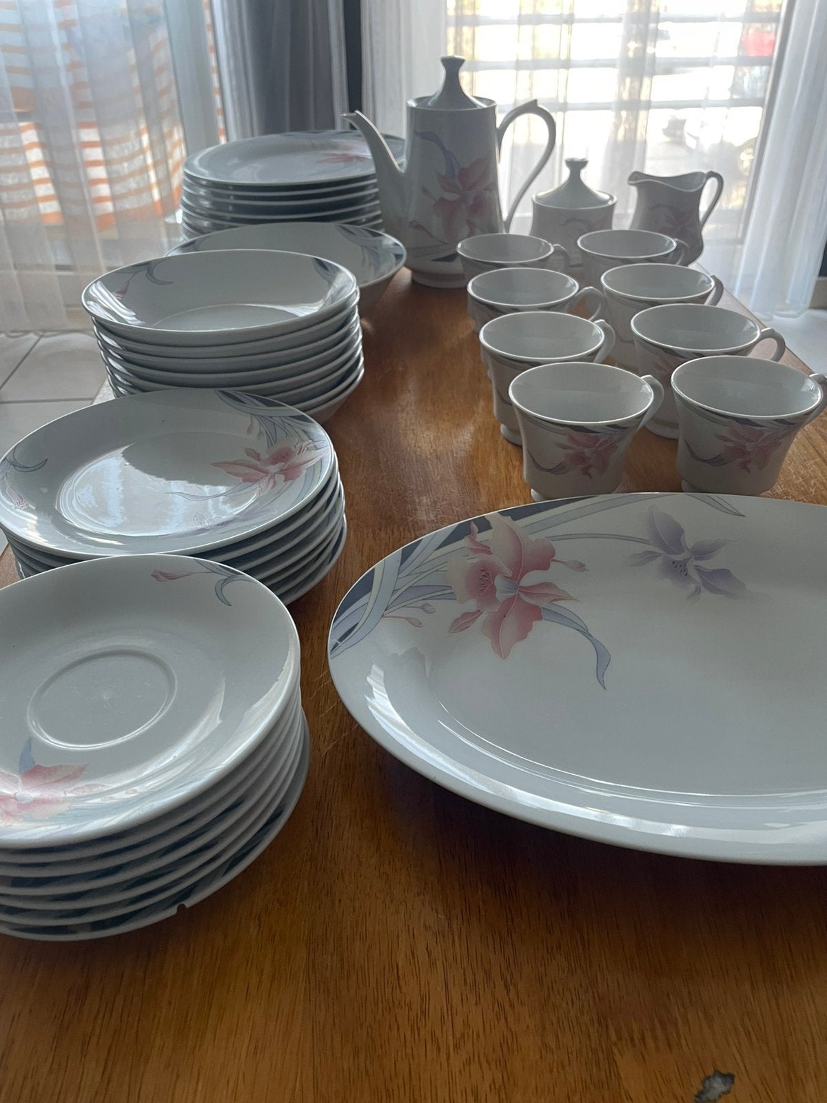 Belle vaisselle vintage en porcelaine 42 pièces, Enlèvement ou Envoi