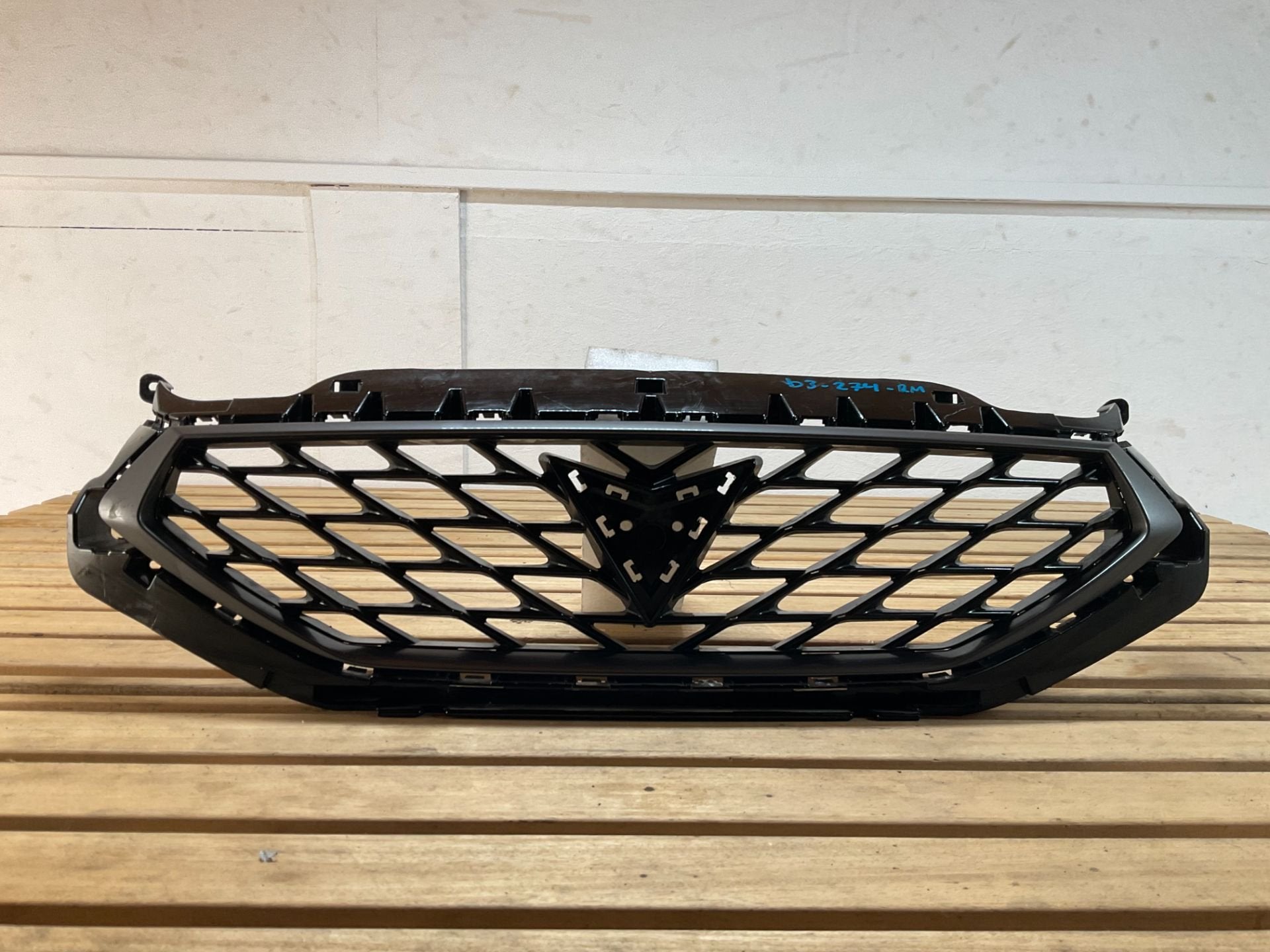 Grille de pare-chocs de si ge Leon Cupra 5FA853651C GRIL B3-, Autovia A-2, Km 585 585
08760  Martorell, ES, SEAT S.A., Utilisé