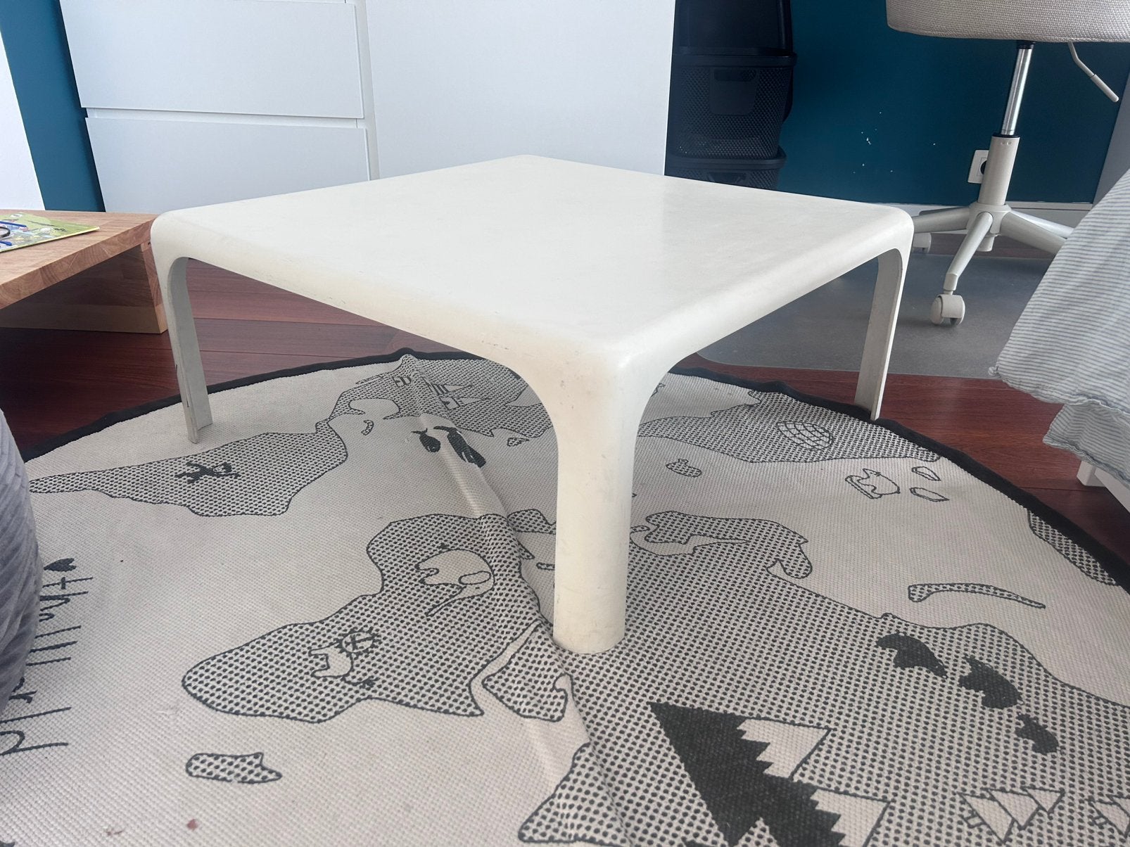 Mooie Space Age Bijzettafel (Replica Vico Magistretti), Maison & Meubles, Enlèvement, Utilisé, Synthétique