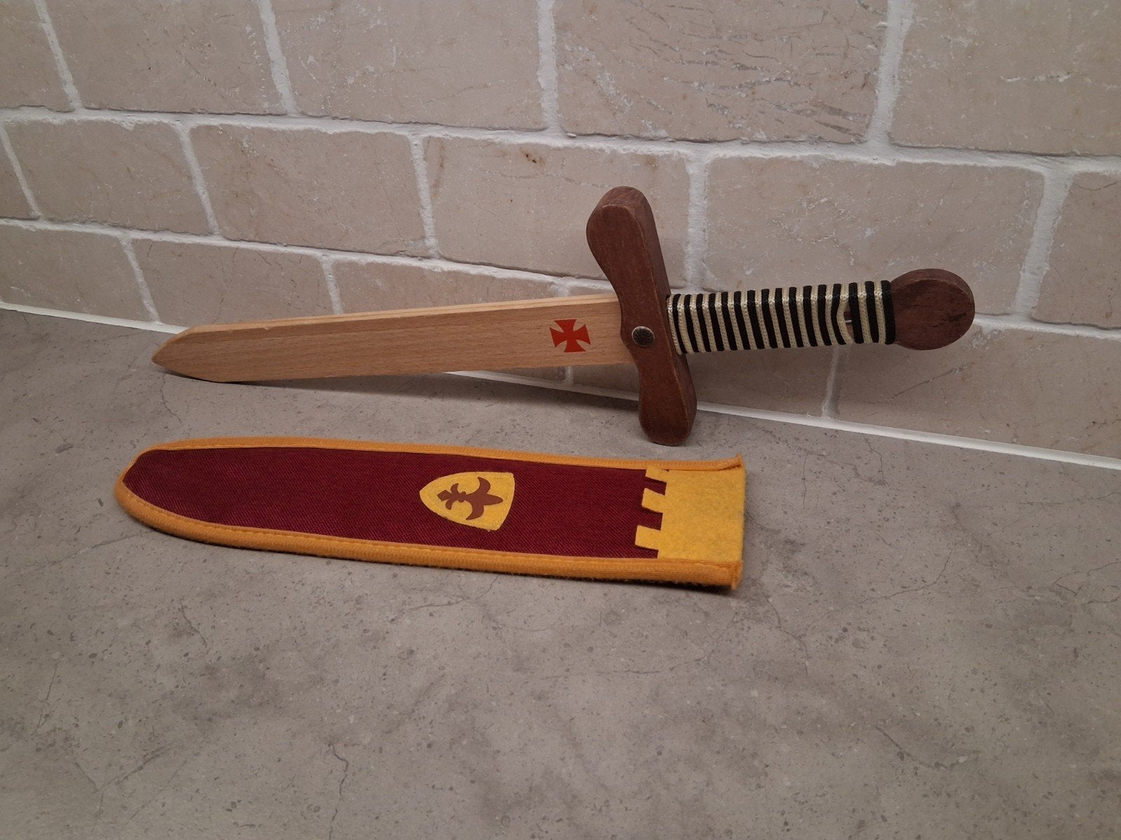 épée en bois, Enlèvement