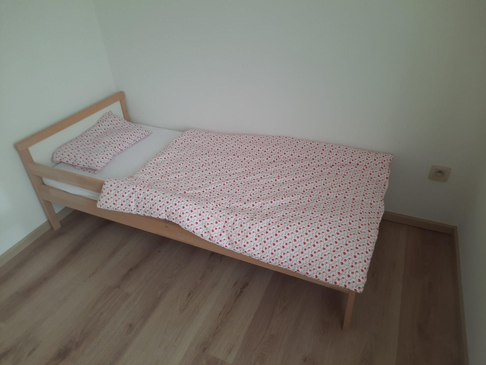 Kinderbed met matras 160x70 (zo goed als nieuw), Kinderen en Baby's, Kinderkamer | Bedden, Ophalen, 70 tot 85 cm, 140 tot 160 cm