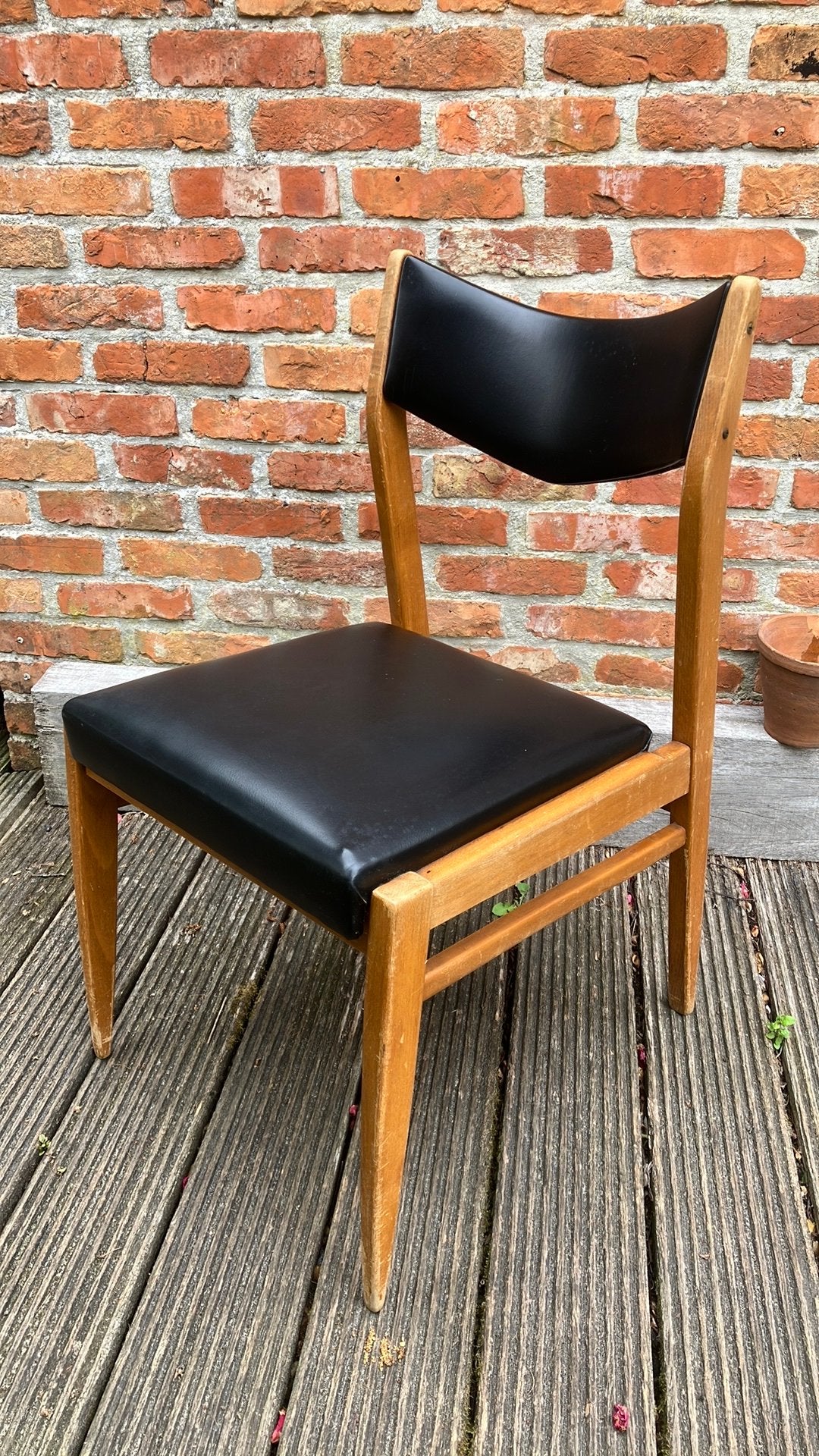 Chaise vintage en bois avec revêtement en skaï, Maison & Meubles, Chaises, Enlèvement, Utilisé