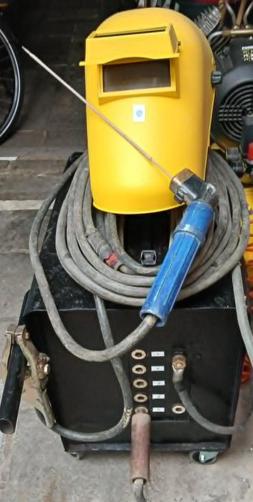 poste a souder a l'arc industriel, Enlèvement, Utilisé, 150 à 250 ampères, Électrodes