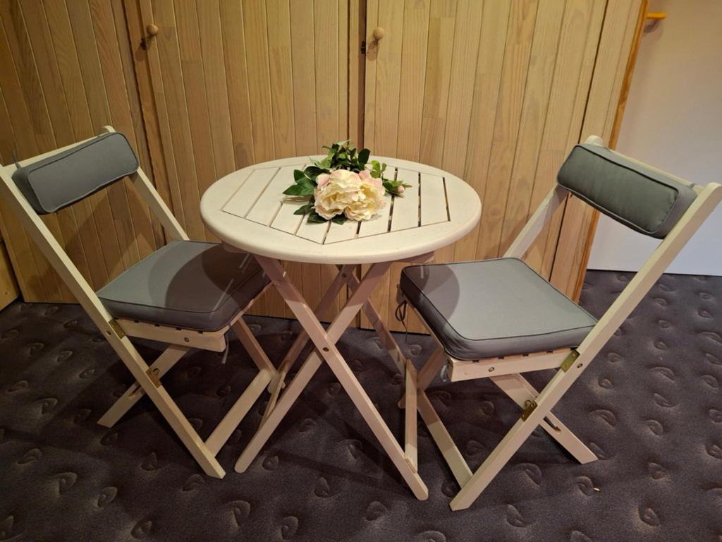 Als nieuw, voor binnen of terras 3 delige bistro set incl ku, Tuin en Terras, Ophalen
