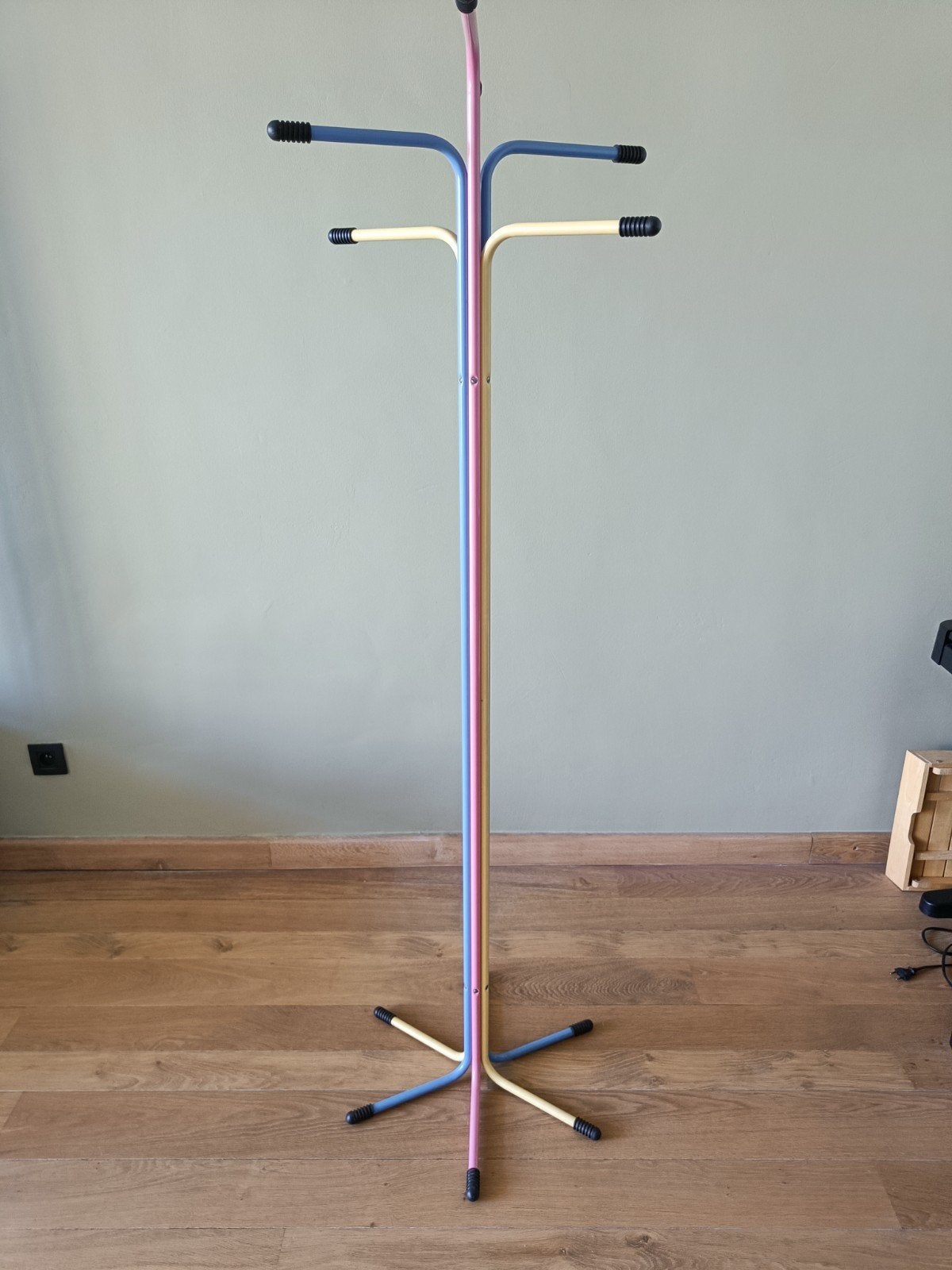 IKEA Tord Bjørklund Rigg kapstok - pastel kleuren, Maison & Meubles, Neuf, Métal, Portemanteau sur pied, 150 à 200 cm