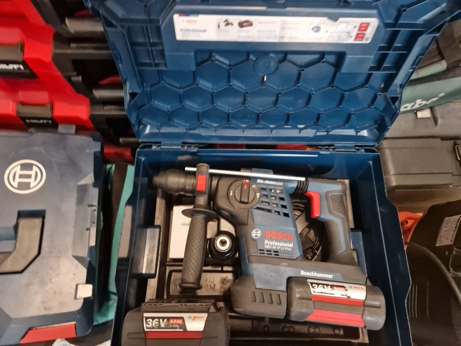 Bosch marteau perforateur 36V + 2X Batterie + chercher  coff, Bricolage & Construction, Enlèvement, Comme neuf