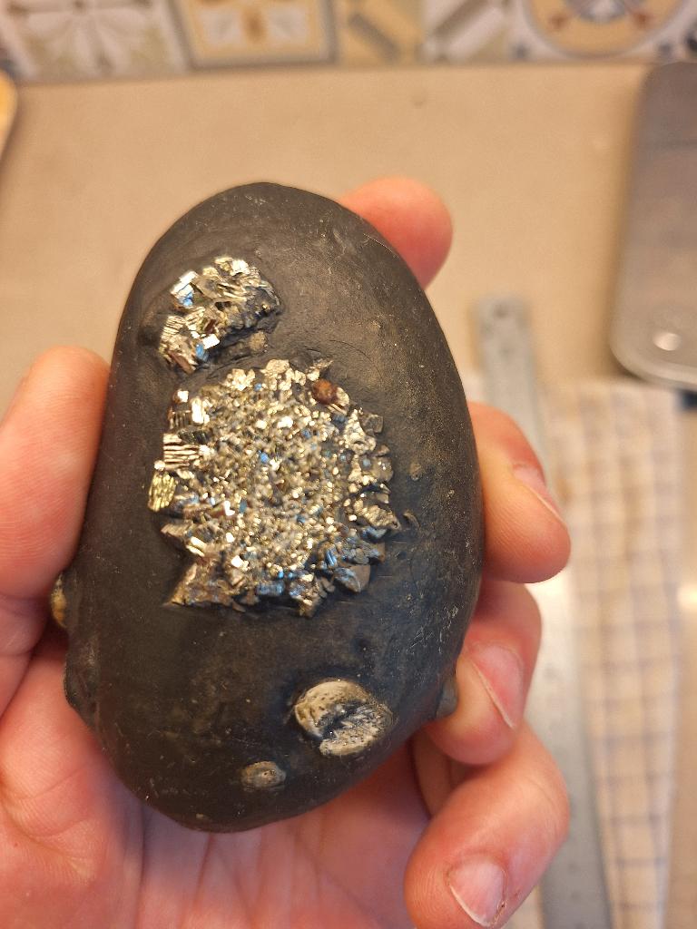 Incrustation naturelle de Pyrite sur Basalte, Enlèvement ou Envoi, Minéral