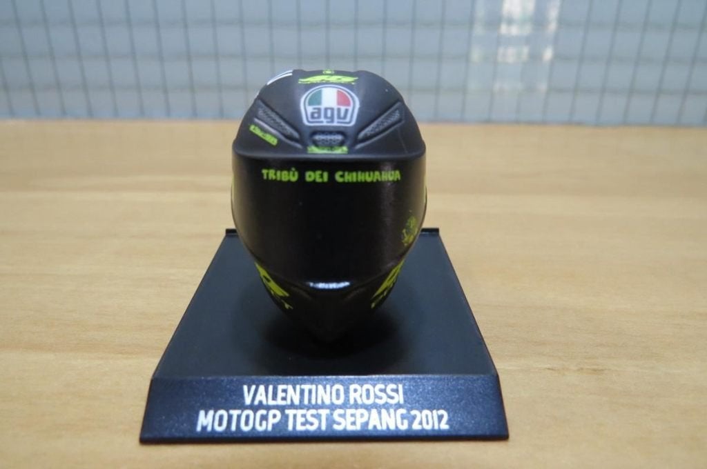 Valentino Rossi AGV helm test Sepang 2012 1:10 315120076, Enlèvement ou Envoi, Neuf, 1:9 à 1:12, Moteur