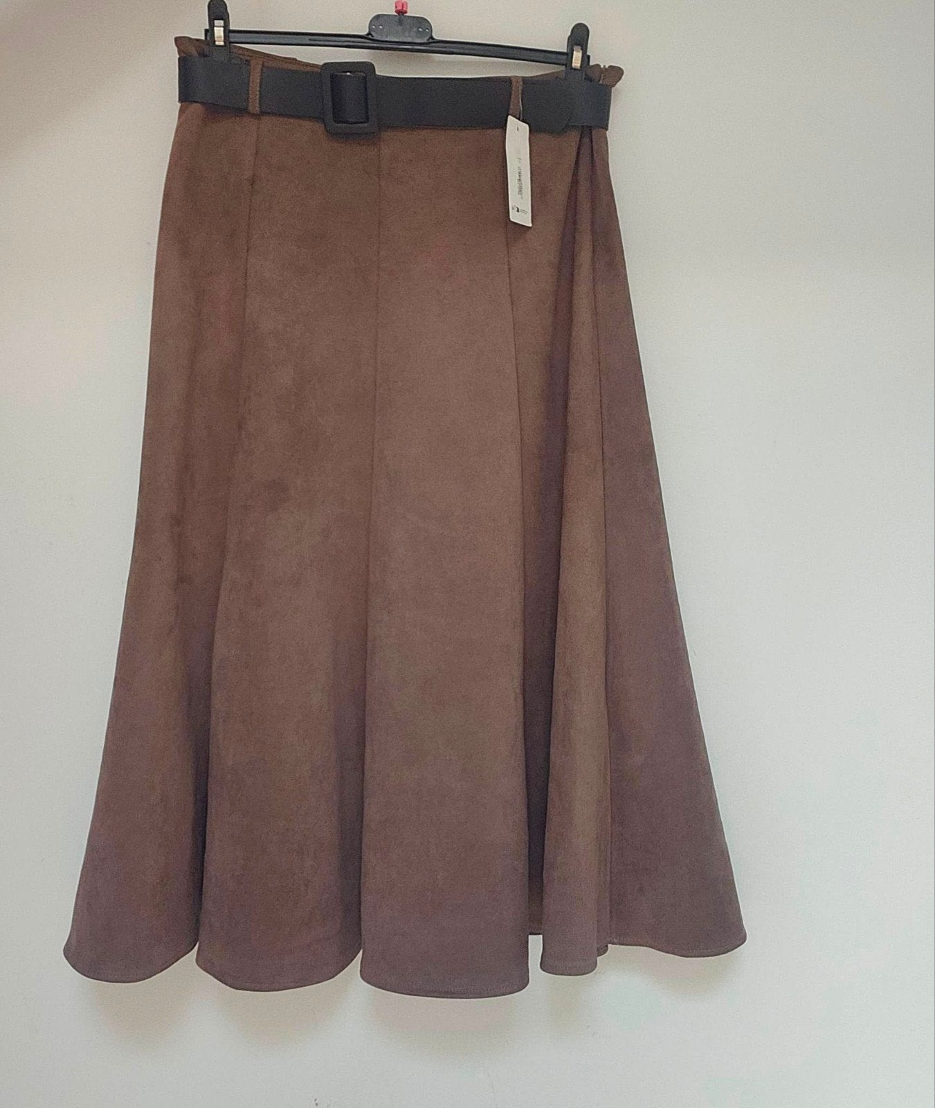 Nieuwe midi rok met riem – bruin/taupe – maat L, Vêtements | Femmes, Jupes, Enlèvement ou Envoi, Taille 42/44 (L), Brun