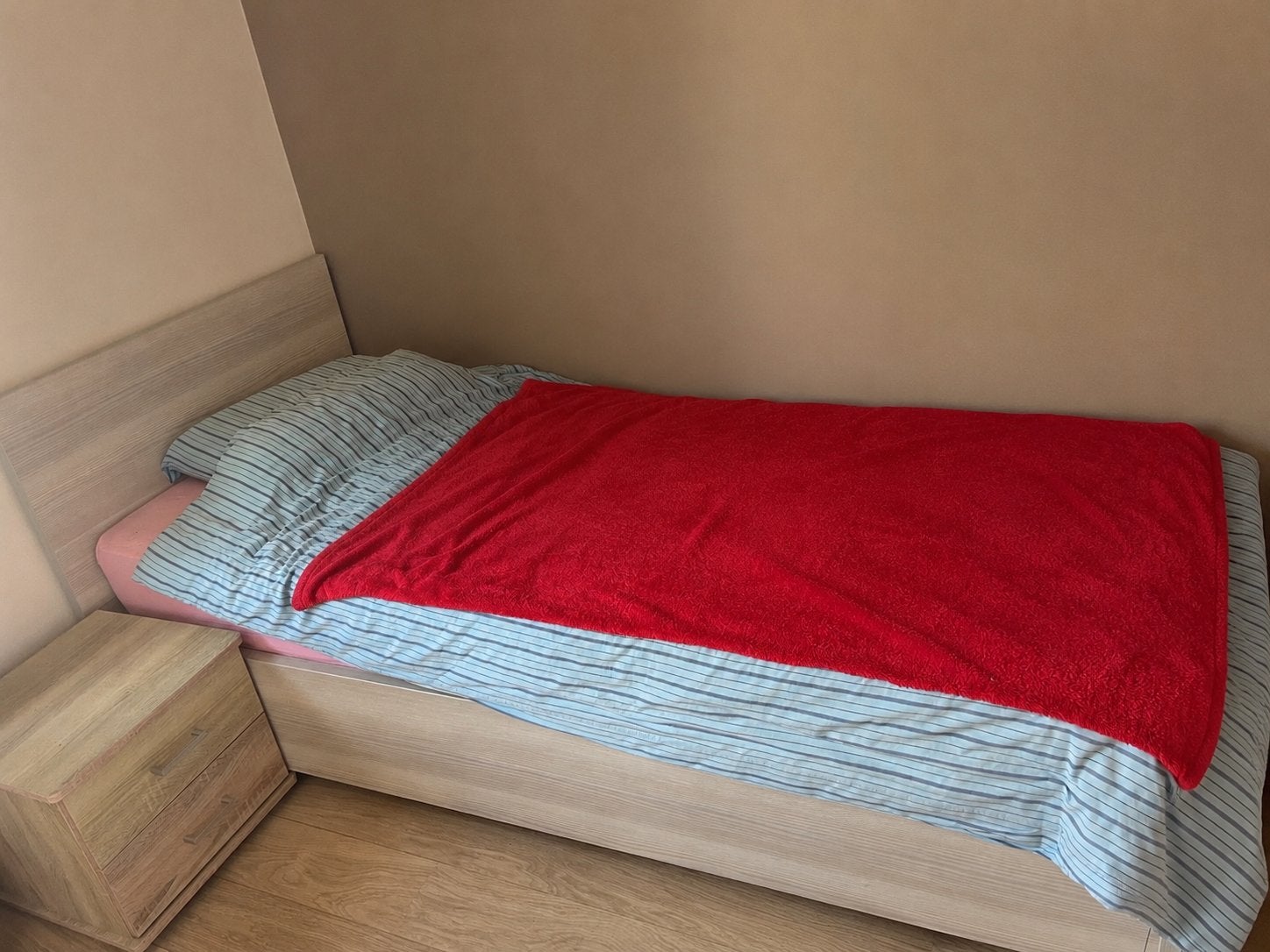 Eenpersoonsbed inclusief matras en nachtkastje, Ophalen, Zo goed als nieuw