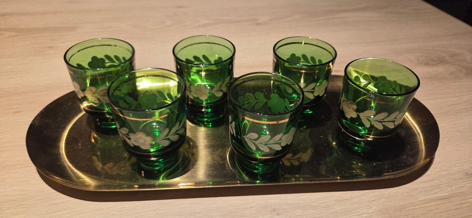 set van 6 smagradgroene likeurglaasjes op messing schaaltj, Antiek en Kunst, Ophalen of Verzenden