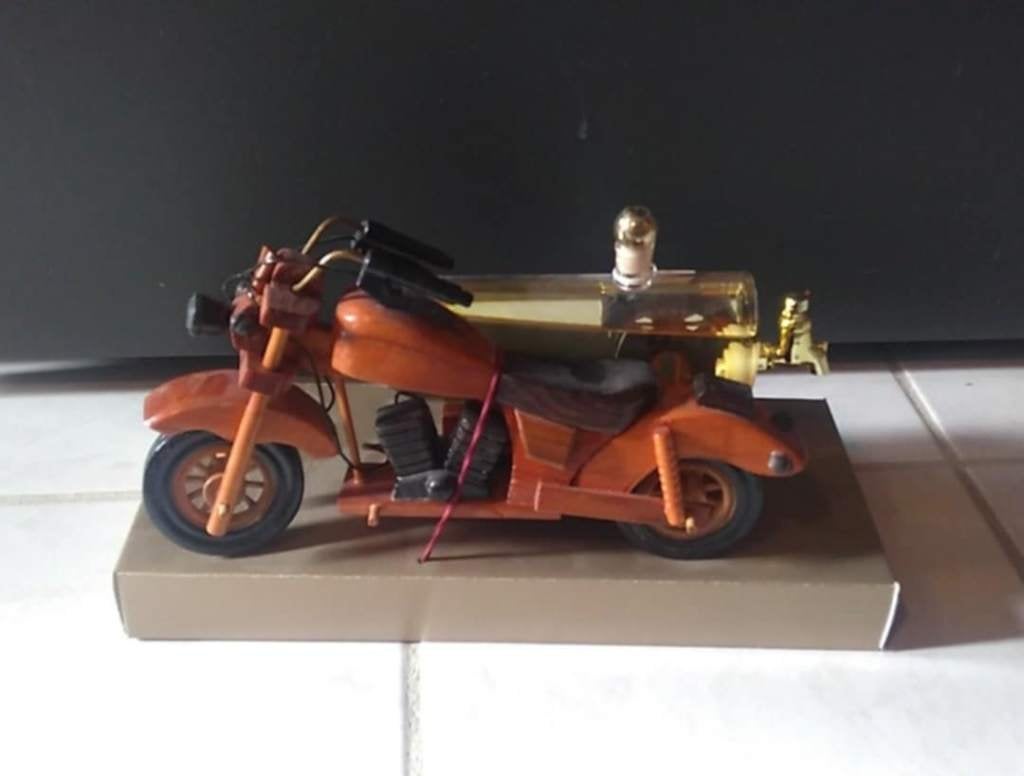 houten motorfiets met zijspan voor fles, Ophalen