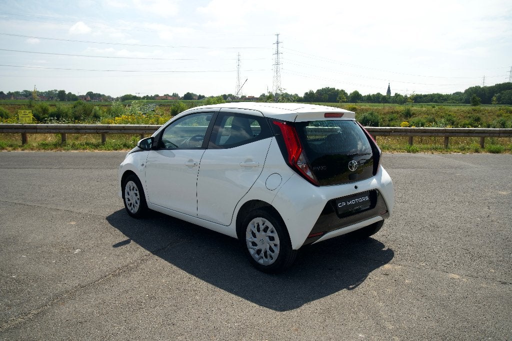 TOYOTA AYGO 1.0i | AUTOMAAT | CAMERA | CARPLAY | 1E EIGENAAR, Auto's, 4 zetels, Stof, https://public.car-pass.be/vhr/df8dbd36-5ece-4b0b-8282-5a07db98df0a?lang=nl