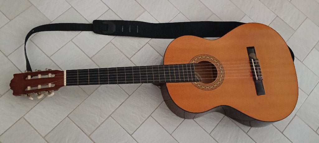 Guitare débutant parfait état nouvelles cordes avec étuis, Muziek en Instrumenten, Snaarinstrumenten | Gitaren | Akoestisch, Ophalen