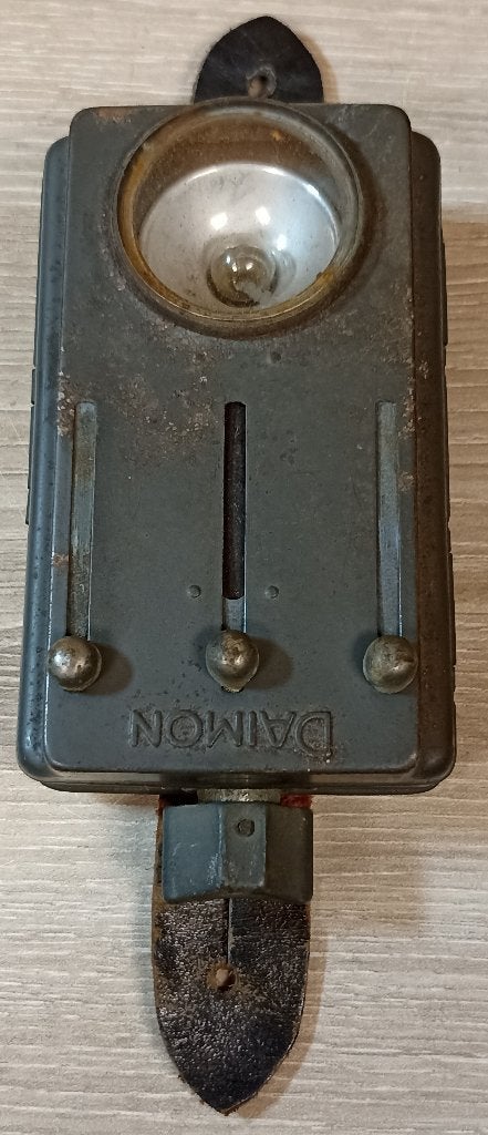 Lampe de poche Allemande Daimon 2233 originale ww2, Enlèvement ou Envoi, Armée de terre, Autres types