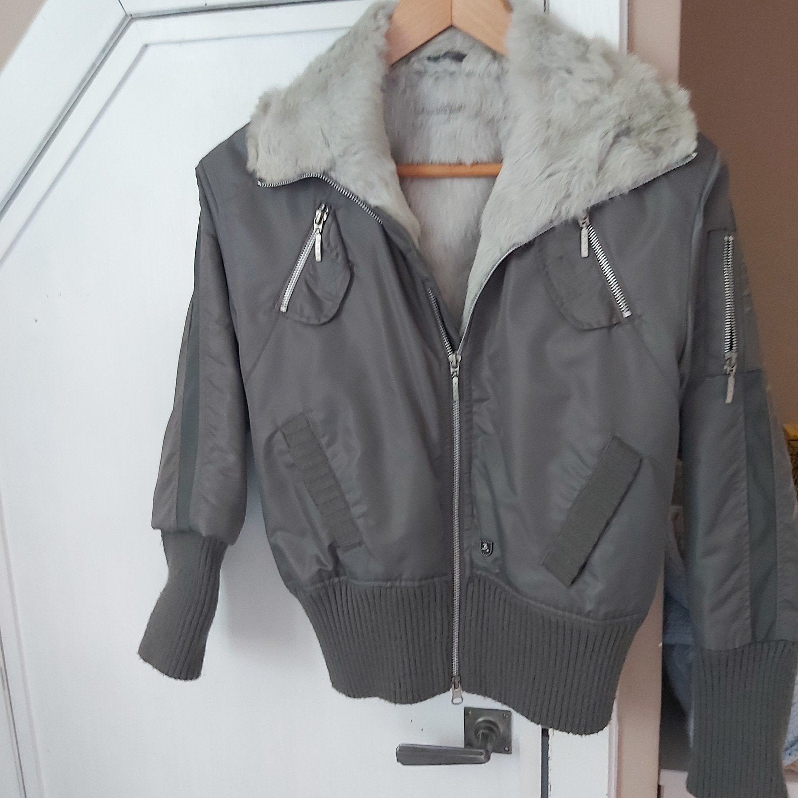 Prachtig Bomber jasje gevoerd met bont large., Ophalen of Verzenden, Gedragen, Maat 42/44 (L), Grijs