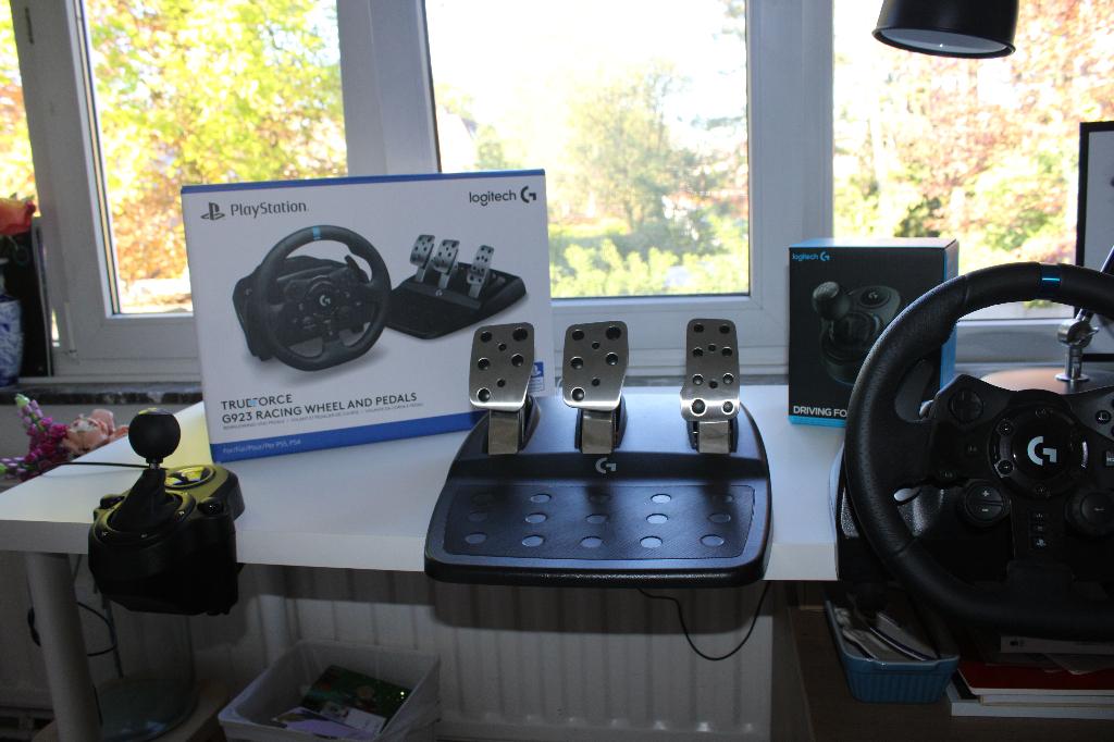 Logitech Trueforce G923 Racing wheel, pedals, shifter, Enlèvement ou Envoi, Utilisé, Volant ou Pédales, PlayStation 4