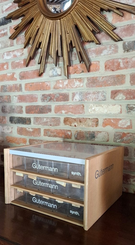 Garenkastje Gütermann - founiturenkastje, Hobby en Vrije tijd, Naaien en Fournituren, Ophalen of Verzenden, Zo goed als nieuw