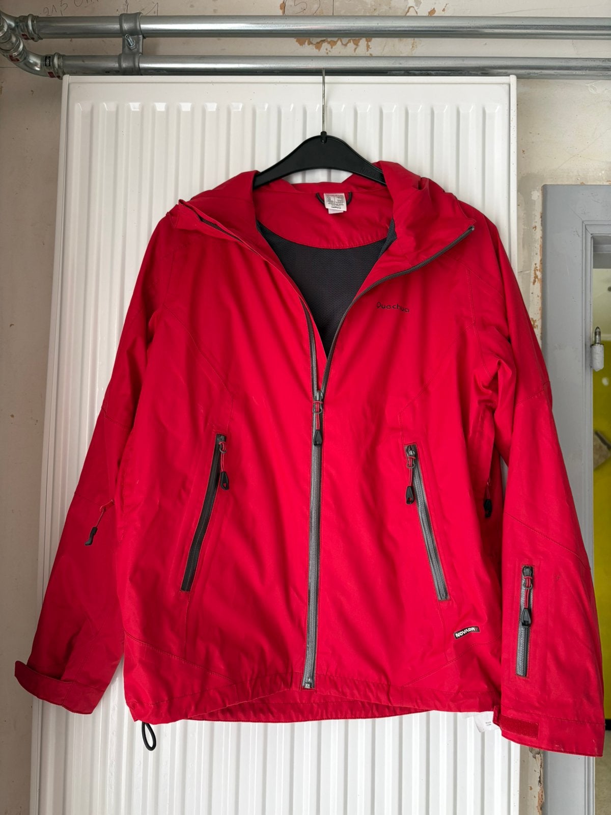 Rode jacket van Quechua, Kinderen en Baby's, Kinderkleding | Maat 158, Ophalen of Verzenden, Zo goed als nieuw, Jongen of Meisje