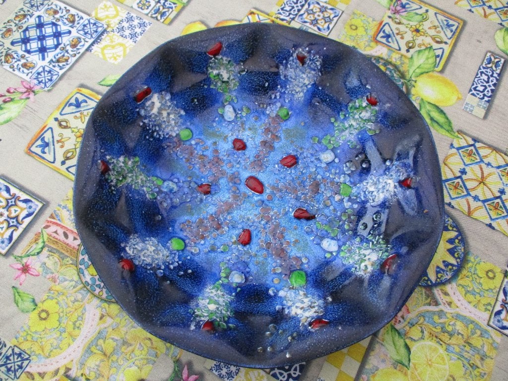 blauwe emaille op koperen schaal uit mid - century tijdwerk, Antiek en Kunst, Ophalen