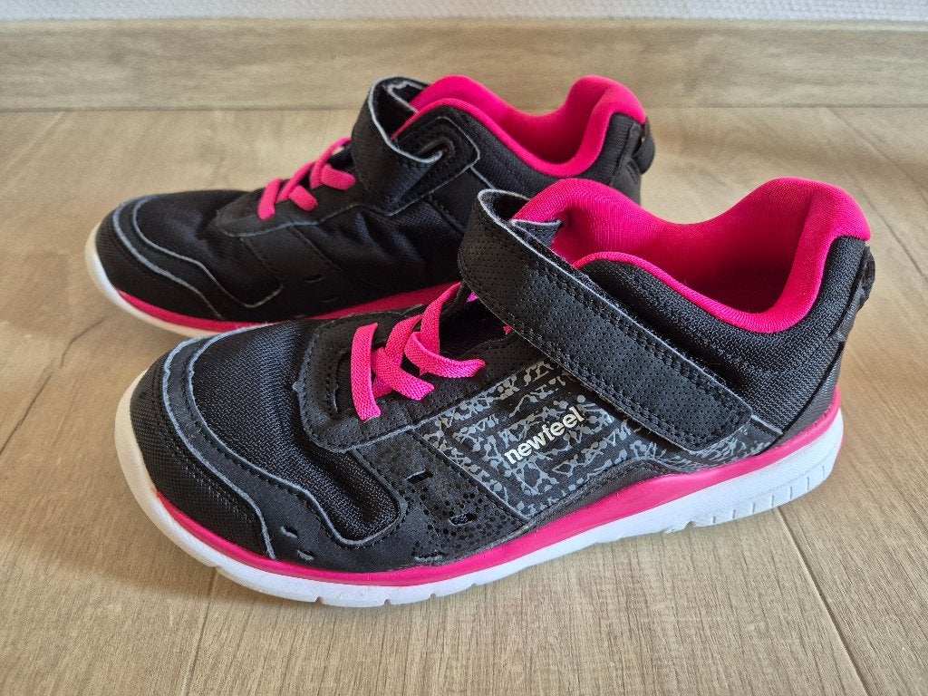 Sneakers noires et roses (filles, taille 35, Newfeel), Enlèvement ou Envoi, Comme neuf, Chaussures de sport, Fille