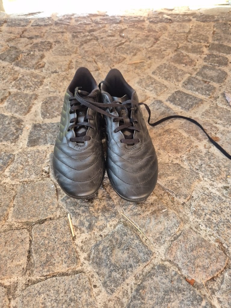 Chaussures de football adidas noires taille 42, Enlèvement, Comme neuf, Chaussures