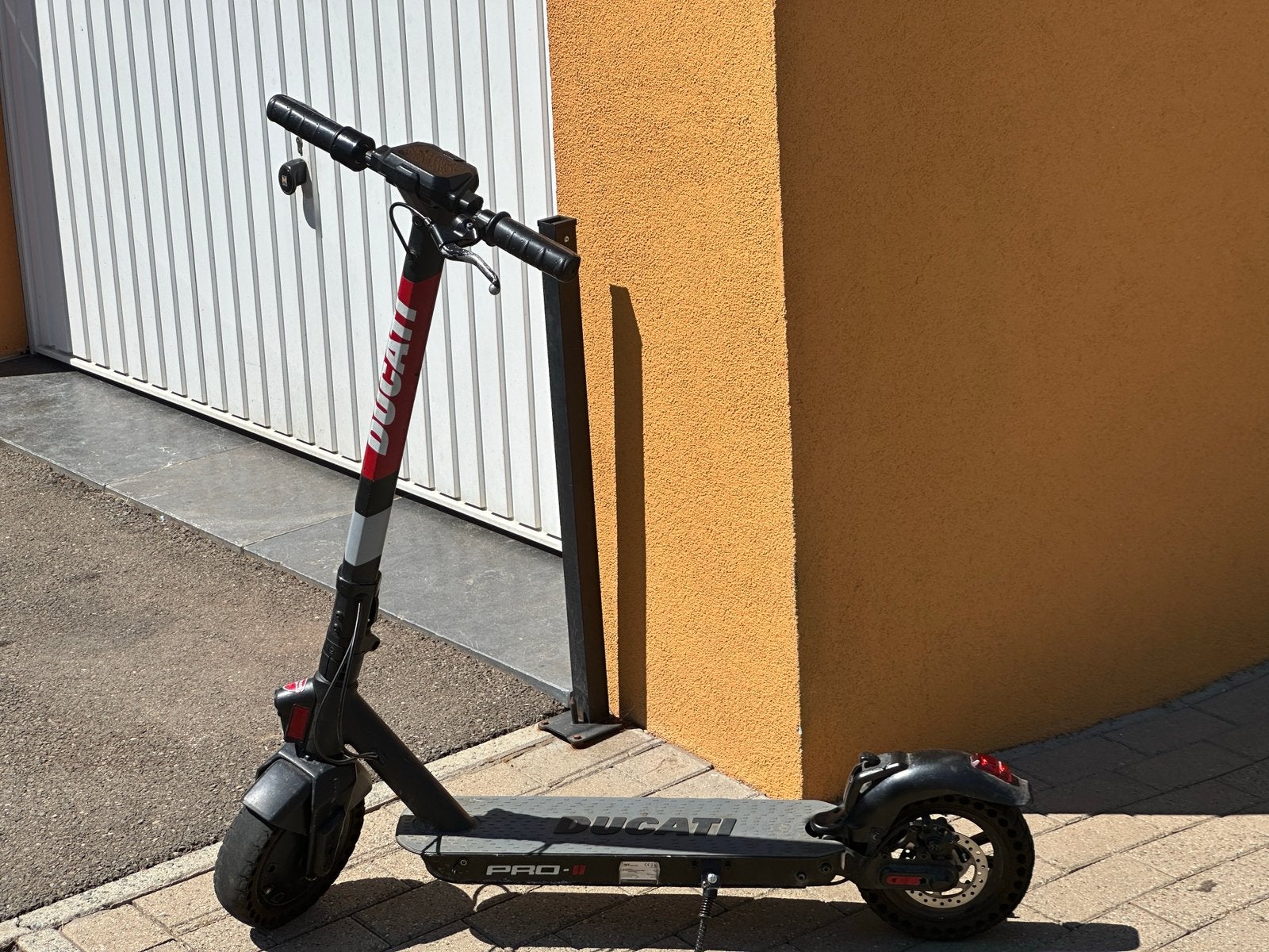 Trottinette électrique Ducati Pro II Négociable, Vélos & Vélomoteurs, Trottinettes, Utilisé, Enlèvement