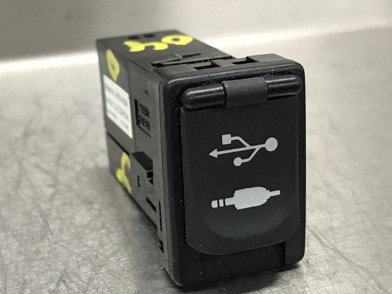 AUX/USB POORT Toyota Prius (ZVW5) (|8619042040|), Gebruikt, Dhr. M. Roggen, Toyota, Marinus@Japoto.nl