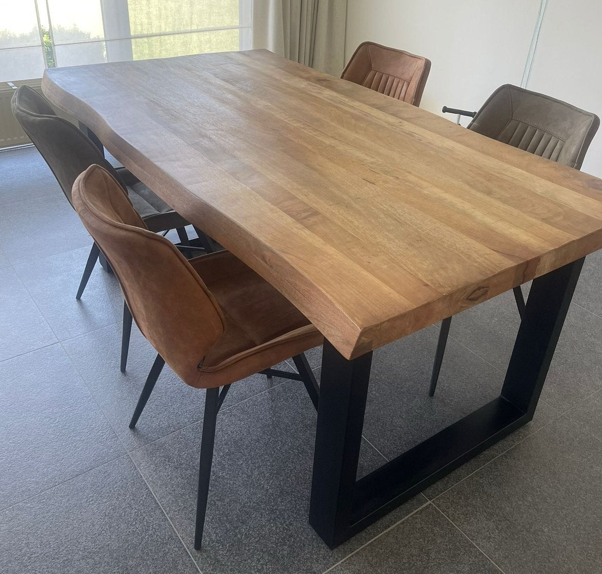 Mango houten eettafel + 4 stoelen, Enlèvement, Comme neuf