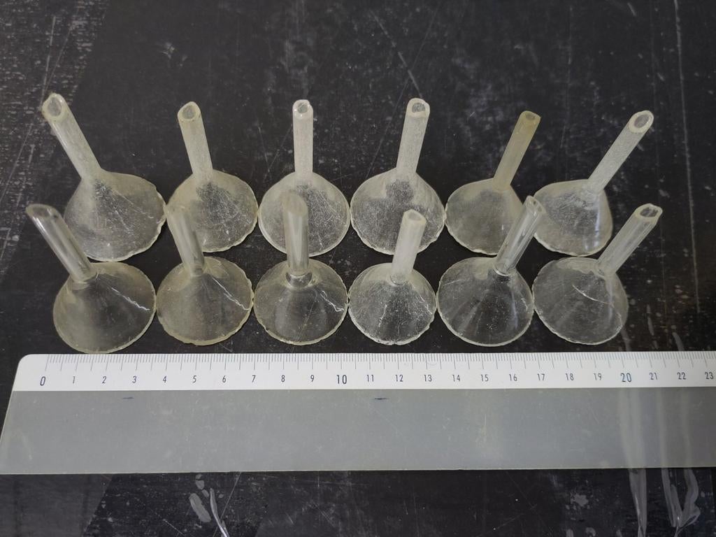 Set van 12 kleine glazen trechters (3,5 cm) - labo / decor, Antiek en Kunst, Antiek | Glaswerk en Kristal, Ophalen