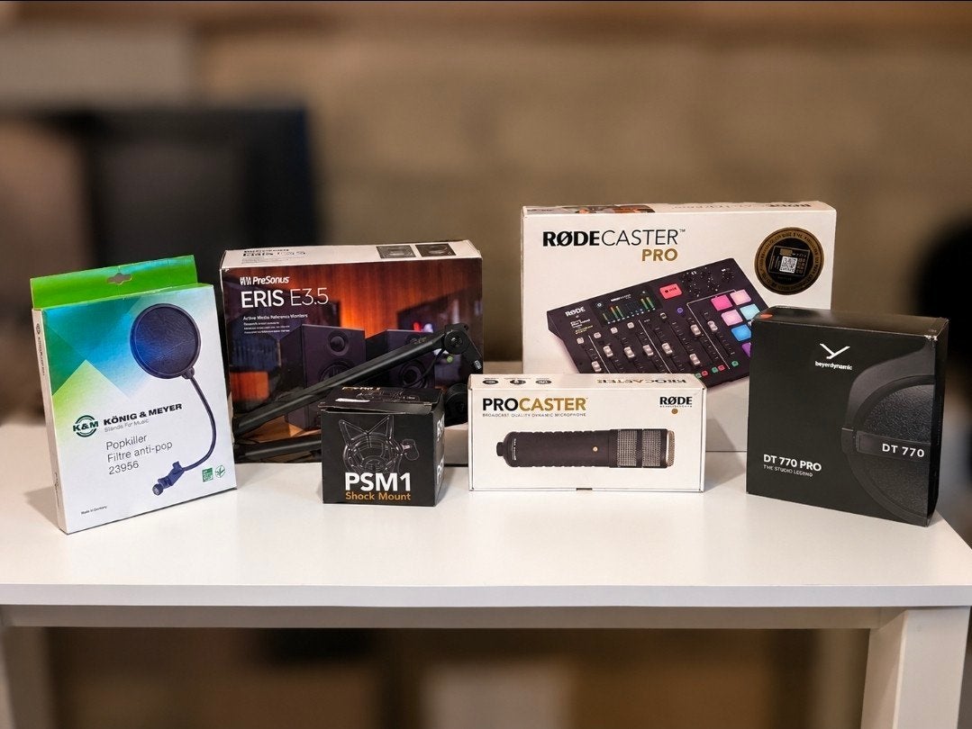 Studio Podcast RØDE complet – RØDECaster Pro + Procaster, Musique & Instruments, Microphones, Enlèvement, Comme neuf, Micro studio