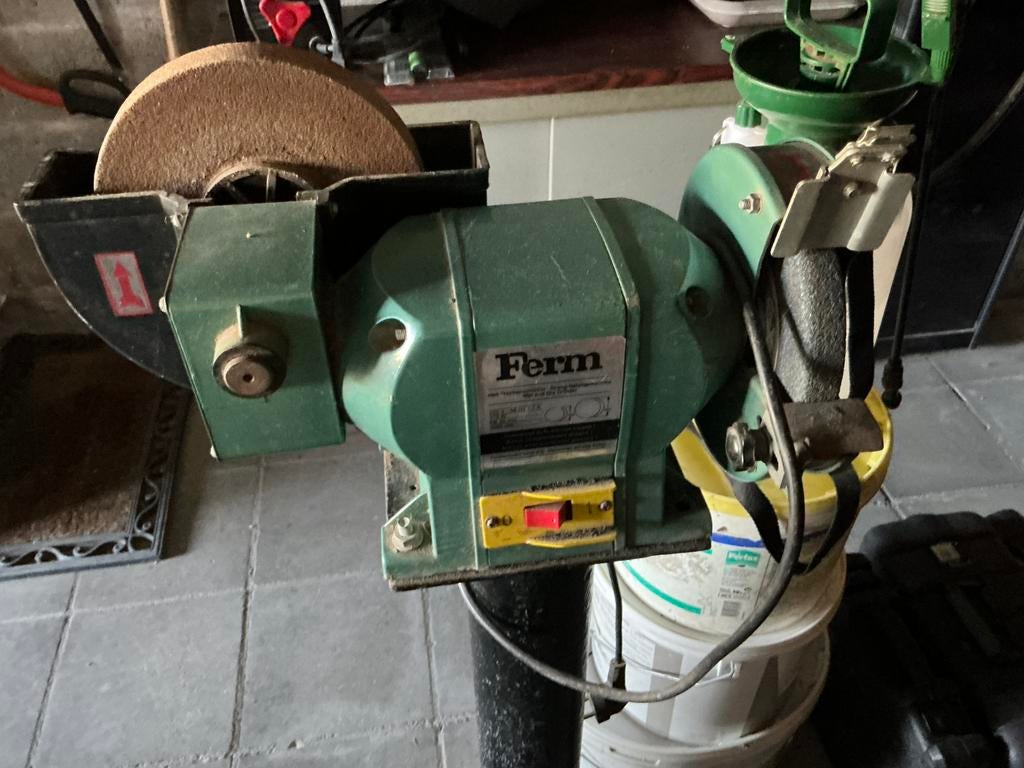 FERM slijpmachine, Doe-het-zelf en Bouw, Ophalen, Zo goed als nieuw, Minder dan 700 watt, Werkbankslijpmachine