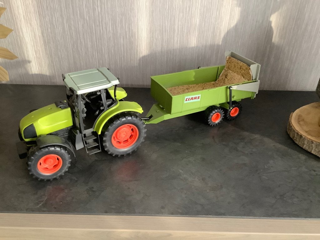 Plastic speelgoed tractor Claas met kipwagen (16x54 cm), Ophalen of Verzenden, Zo goed als nieuw