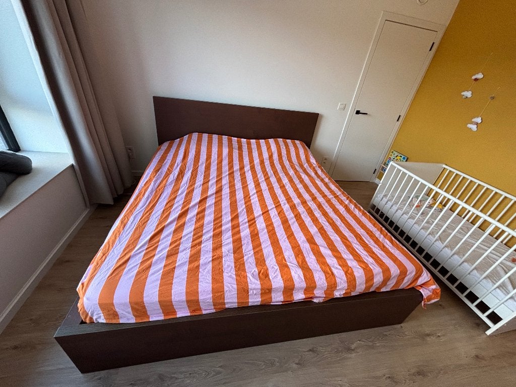 Bed, Comme neuf, Brun, Enlèvement, 180 cm
