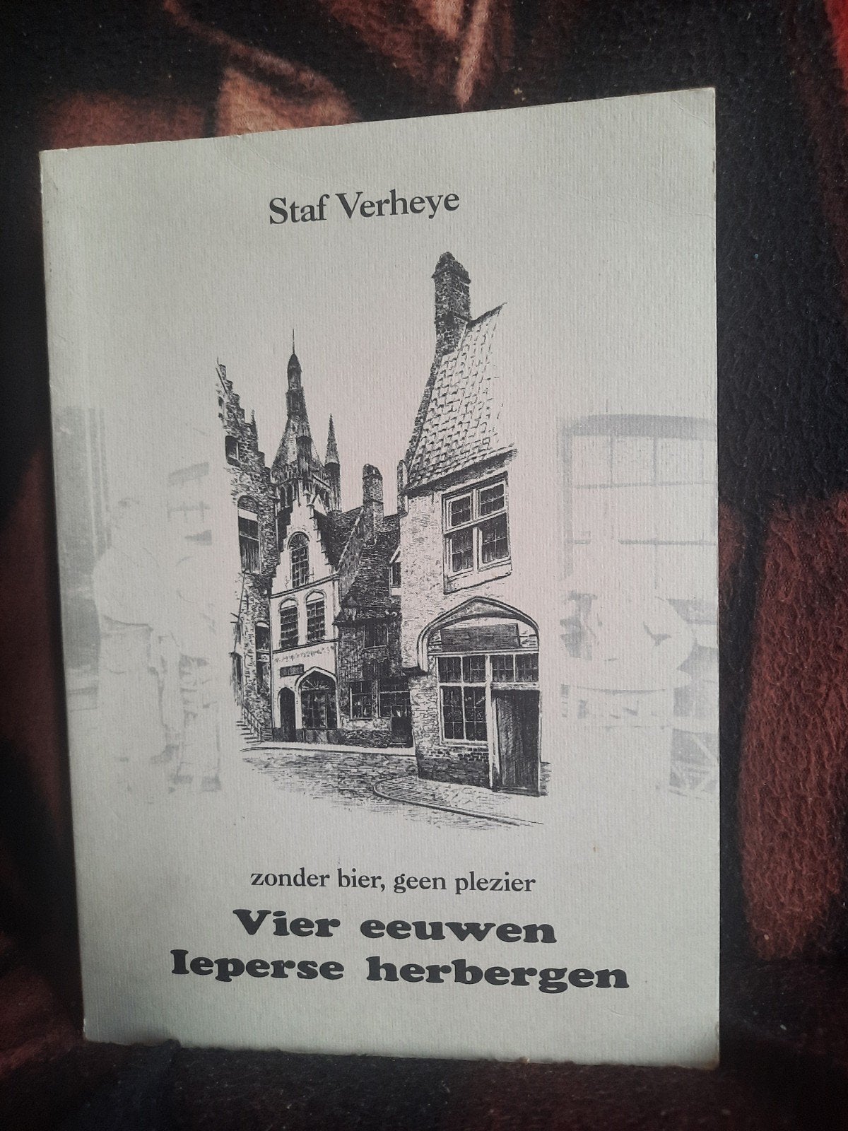 Vier Eeuwen Ieperse Herbergen Staf Verheye, Boeken, Ophalen of Verzenden, Gelezen, Staf Verheye