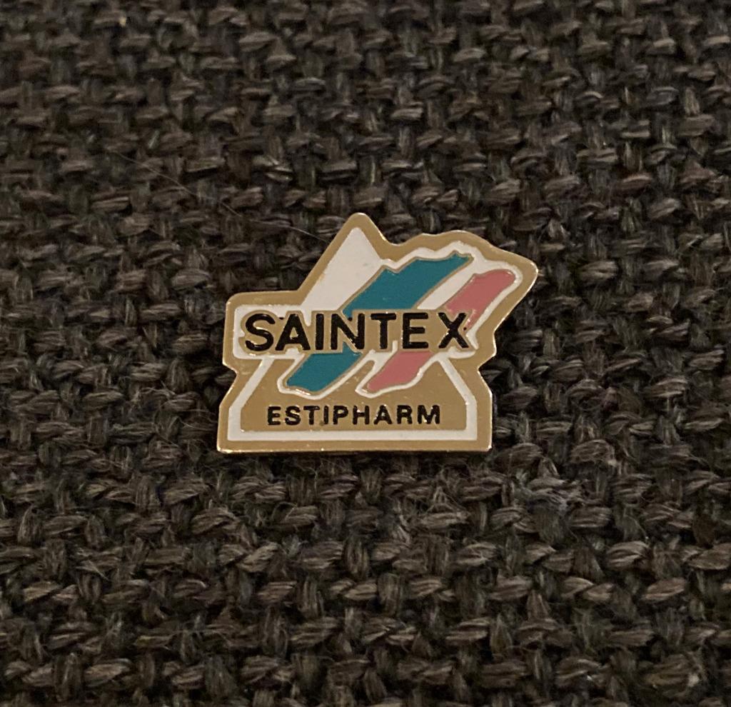 PIN - SAINTEX - ESTIPHARM - PHARMACIE, Envoi, Utilisé, Autres sujets/thèmes, Insigne ou Pin's