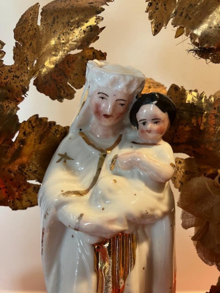 Maria beeldje Mariabeeld in porselein onder glazen stolp, Antiek en Kunst, Ophalen