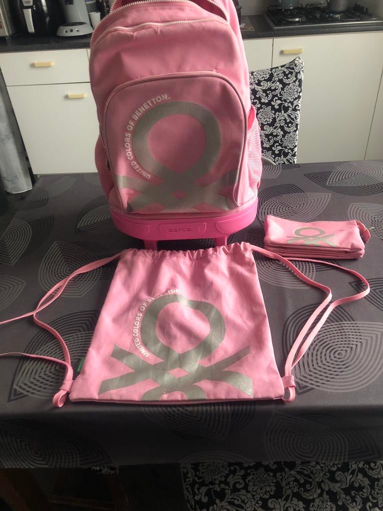 Malette Benetton sur roulettes plus sac gym et plumier, Bijoux, Sacs & Beauté, Sacs | Cartables, Comme neuf