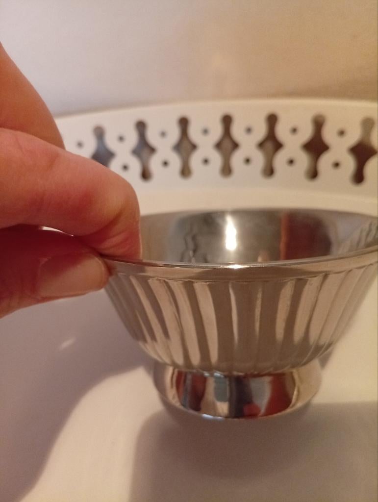 Plat ancien en argent, Enlèvement