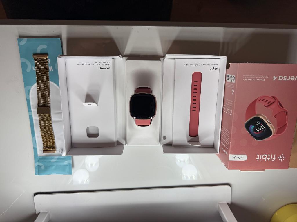 Fitbit versa 4, Handtassen en Accessoires, Sporthorloges, Ophalen of Verzenden, Zo goed als nieuw, Fitbit, Hoogte