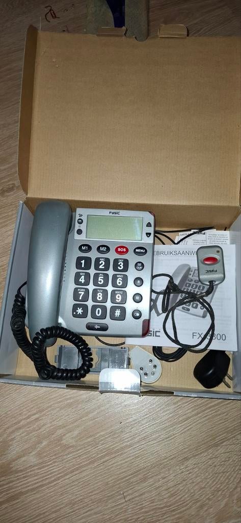 TELEPHONE.AVEC.ALARME..PERSONNES.AGEES.AVEC.BOUTON AU COU, Télécoms, Enlèvement, Comme neuf