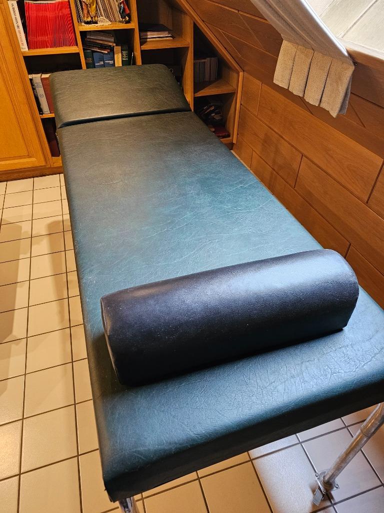 TABLE DE MASSAGE Simili cuir vert intact (180 cm x 60 cm), Sports & Fitness, Produits de massage, Comme neuf, Table de massage