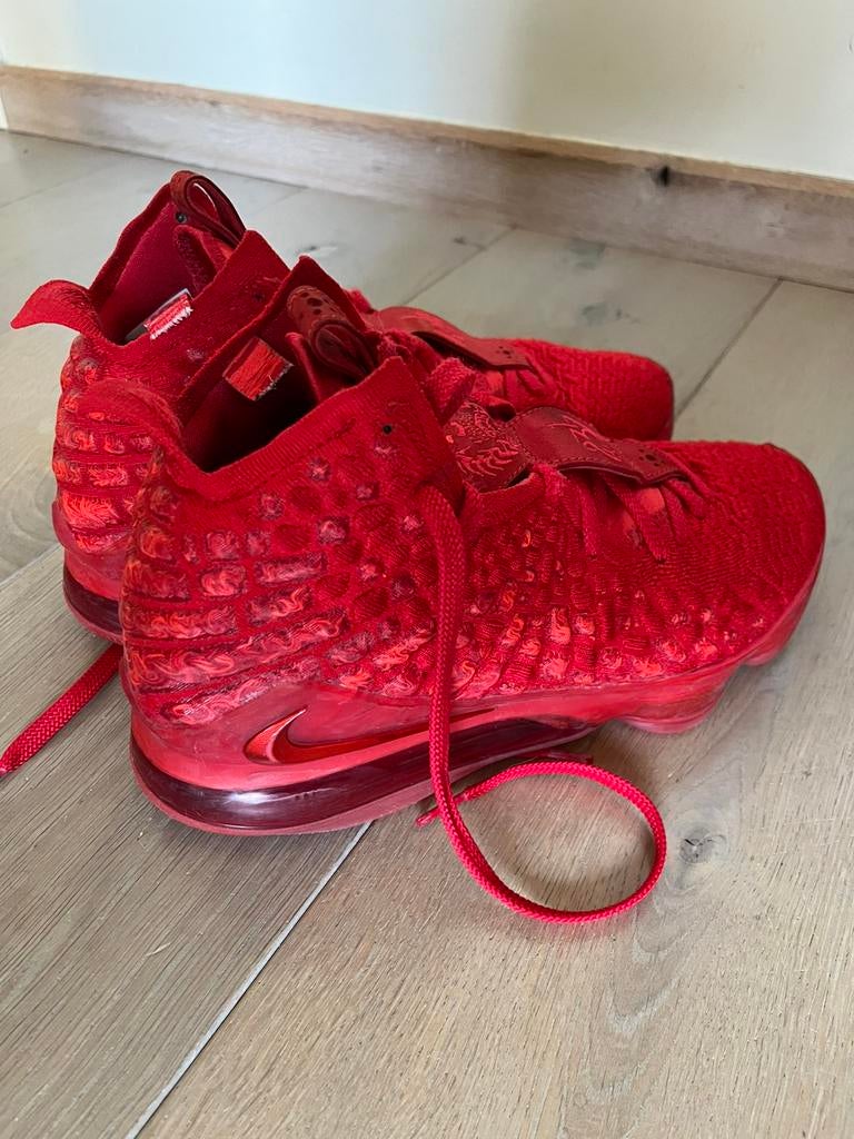 Rode basketbalschoenen LeBron James, maat 43 (US 9,5), Enlèvement ou Envoi, Comme neuf, Chaussures