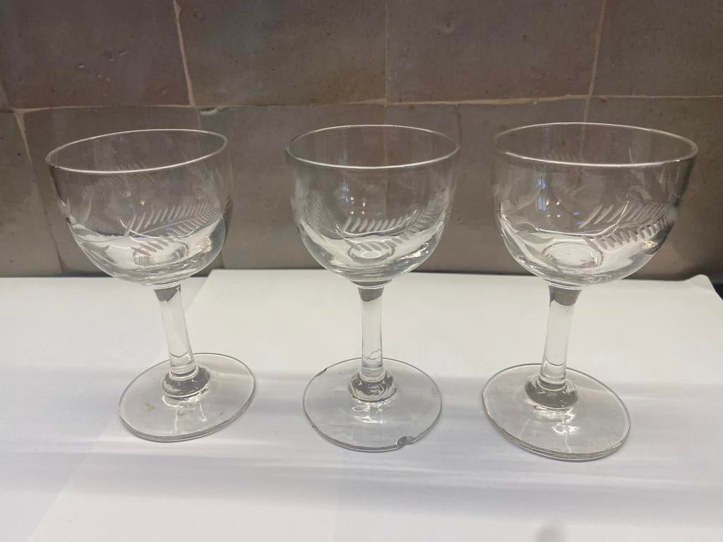 Trois verres à vin anciens à décor poli, Enlèvement ou Envoi