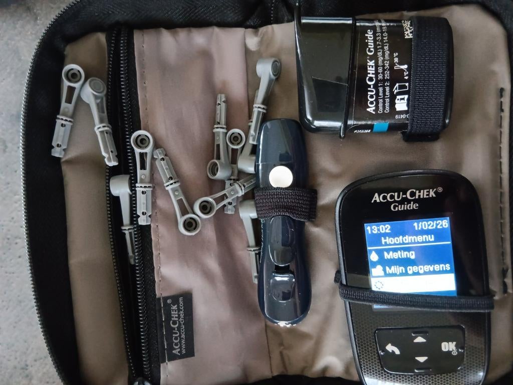 Glucose meet toestel met prikpen en naaldjes, Ophalen of Verzenden, Zo goed als nieuw